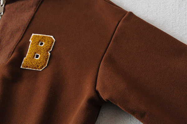 Lühikese mudeliga naiste dressipluus luku ja tikandiga