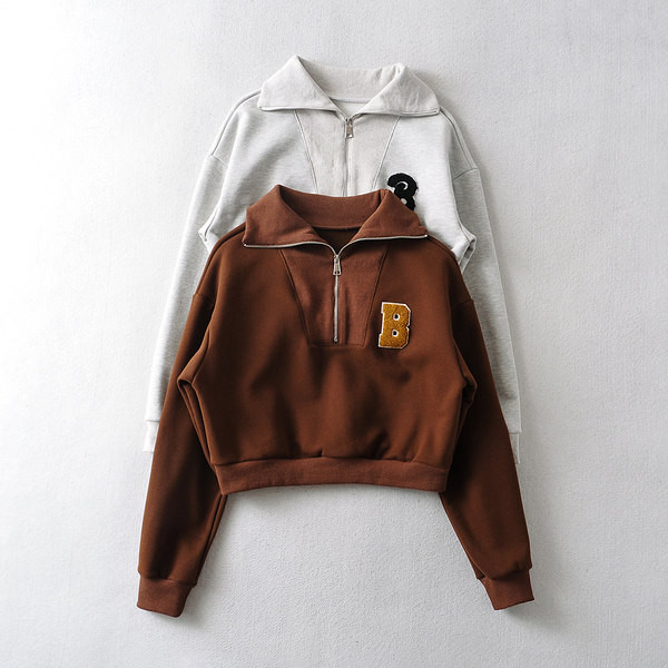 Lühikese mudeliga naiste dressipluus luku ja tikandiga