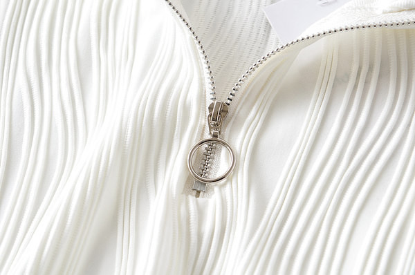 Κοντό γυναικείο φούτερ με ψηλό γιακά και φερμουάρ