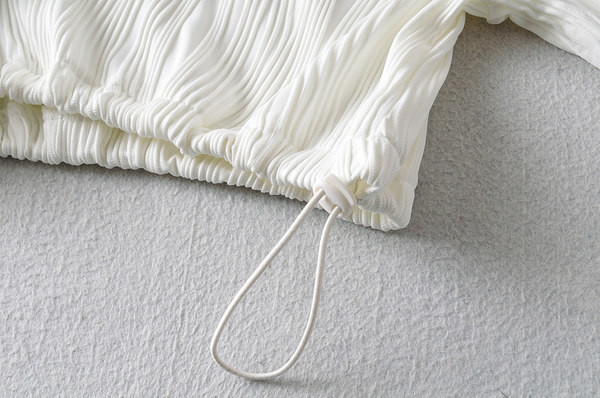 Κοντό γυναικείο φούτερ με ψηλό γιακά και φερμουάρ