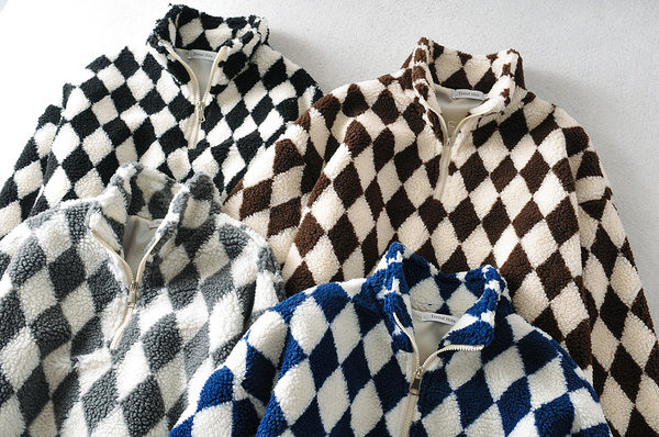 Tõmbluku ja kõrge kraega naiste suleline dressipluus