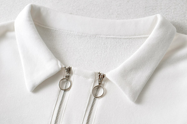 Ühevärviline tõmbluku ja pikkade varrukatega naiste dressipluus