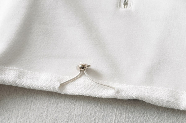 Ühevärviline tõmbluku ja pikkade varrukatega naiste dressipluus