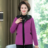 Mitmes värvitoonis kirjaga igapäevane dressipluus ja kapuuts