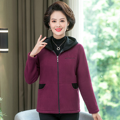 Mitmes värvitoonis kirjaga igapäevane dressipluus ja kapuuts