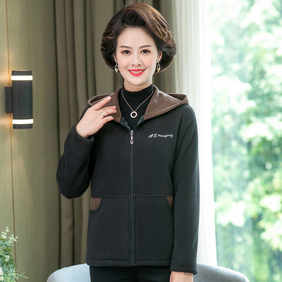 Mitmes värvitoonis kirjaga igapäevane dressipluus ja kapuuts