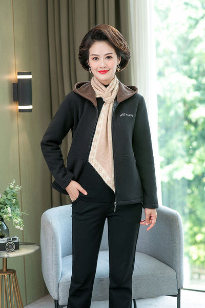 Mitmes värvitoonis kirjaga igapäevane dressipluus ja kapuuts