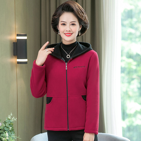 Mitmes värvitoonis kirjaga igapäevane dressipluus ja kapuuts