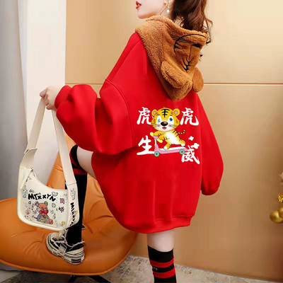 Tasuta mudel aplikatsiooni ja kapuutsiga naiste dressipluus