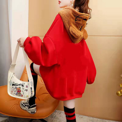 Tasuta mudel aplikatsiooni ja kapuutsiga naiste dressipluus