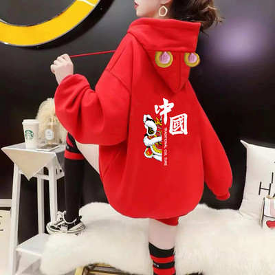 Tasuta mudel aplikatsiooni ja kapuutsiga naiste dressipluus