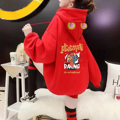 Tasuta mudel aplikatsiooni ja kapuutsiga naiste dressipluus