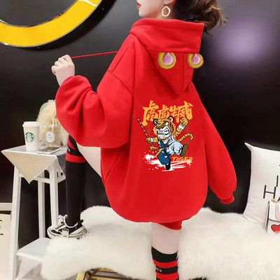 Tasuta mudel aplikatsiooni ja kapuutsiga naiste dressipluus