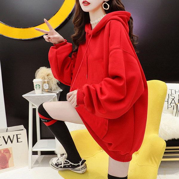 Tasuta mudel aplikatsiooni ja kapuutsiga naiste dressipluus