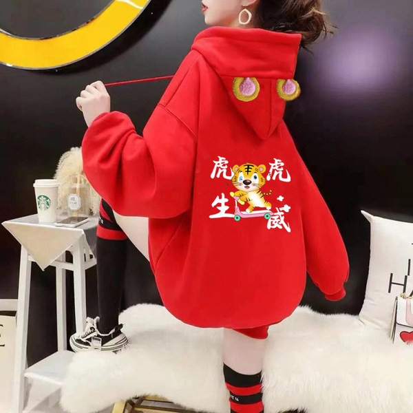 Tasuta mudel aplikatsiooni ja kapuutsiga naiste dressipluus