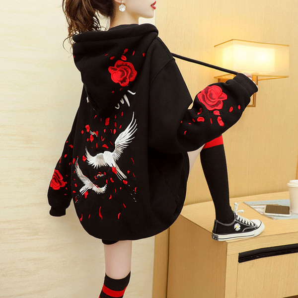 Värvilise aplikatsiooni ja laia mudeli kapuutsiga naiste dressipluus