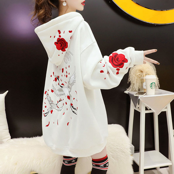 Värvilise aplikatsiooni ja laia mudeli kapuutsiga naiste dressipluus