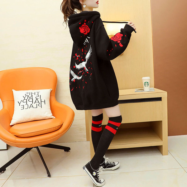 Värvilise aplikatsiooni ja laia mudeli kapuutsiga naiste dressipluus