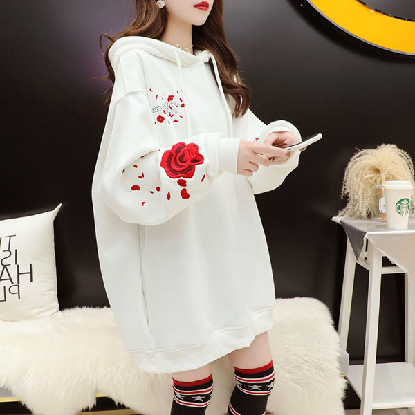 Värvilise aplikatsiooni ja laia mudeli kapuutsiga naiste dressipluus