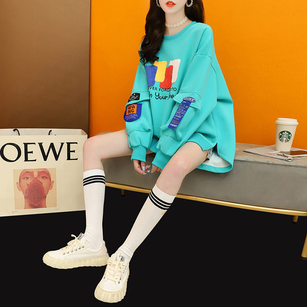 Lai sügisene dressipluus kirja ja embleemiga naistele