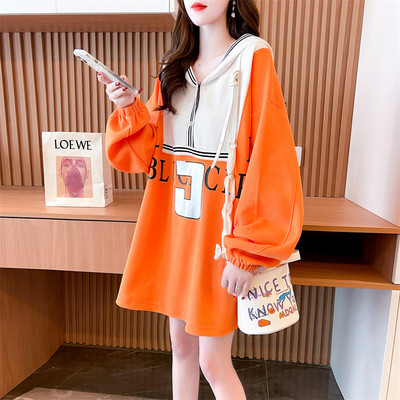 Laia mudeliga naiste dressipluus, mille seljal on kiri