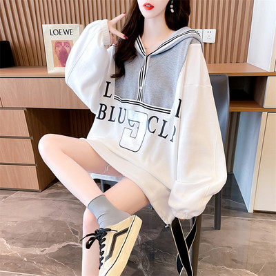 Laia mudeliga naiste dressipluus, mille seljal on kiri