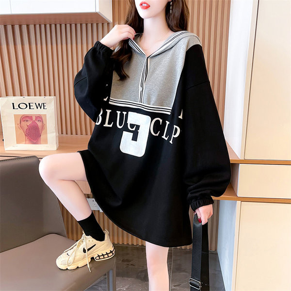 Laia mudeliga naiste dressipluus, mille seljal on kiri