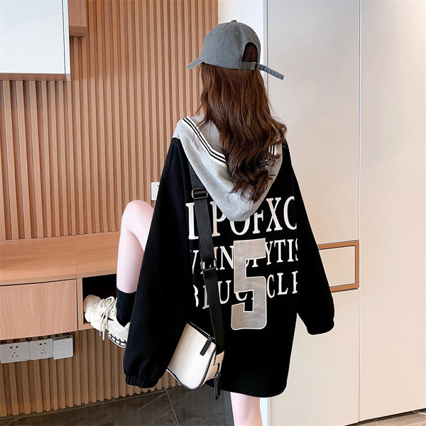 Laia mudeliga naiste dressipluus, mille seljal on kiri