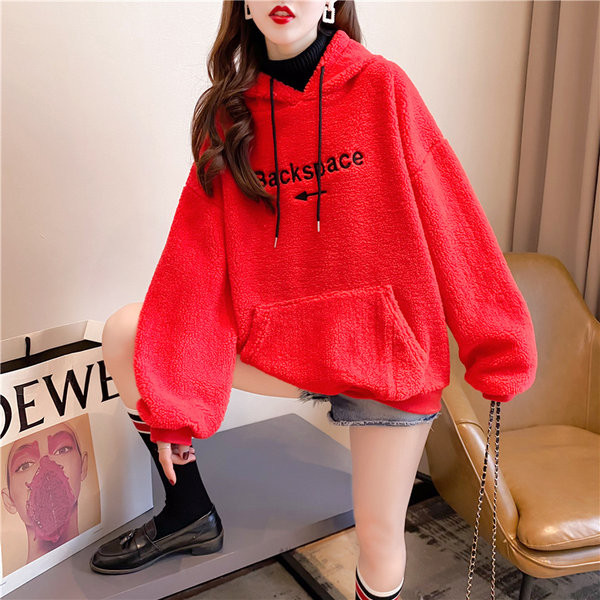 Punane naiste dressipluus tikitud kirja ja taskuga