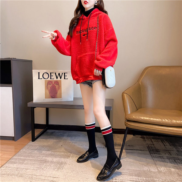 Punane naiste dressipluus tikitud kirja ja taskuga