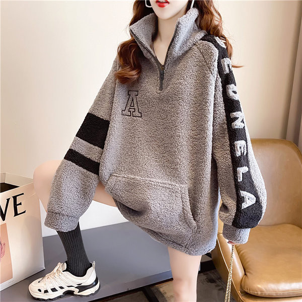 Φαρδύ πολικό φούτερ με κέντημα και επιγραφή