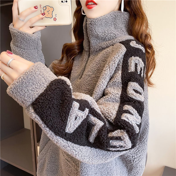 Φαρδύ πολικό φούτερ με κέντημα και επιγραφή