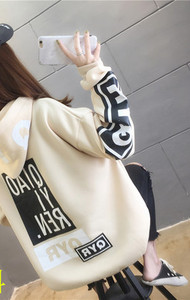 Aplikatsiooni ja kapuutsiga naiste dressipluus - lai mudel