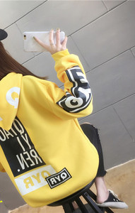 Aplikatsiooni ja kapuutsiga naiste dressipluus - lai mudel