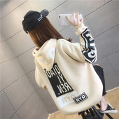 Aplikatsiooni ja kapuutsiga naiste dressipluus - lai mudel