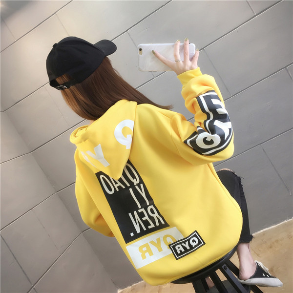 Aplikatsiooni ja kapuutsiga naiste dressipluus - lai mudel