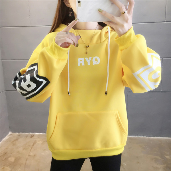 Aplikatsiooni ja kapuutsiga naiste dressipluus - lai mudel