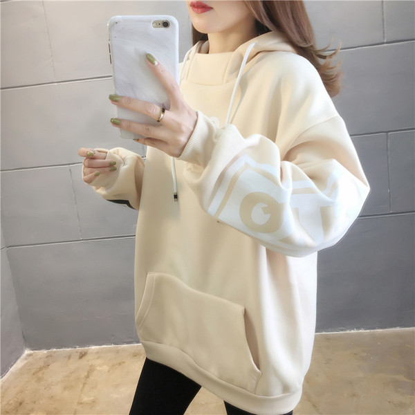 Aplikatsiooni ja kapuutsiga naiste dressipluus - lai mudel