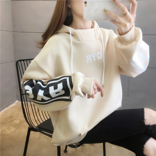 Aplikatsiooni ja kapuutsiga naiste dressipluus - lai mudel