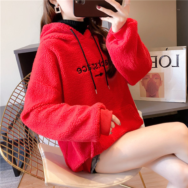 Punast värvi naiste polaarsviiter tikitud tekstiga