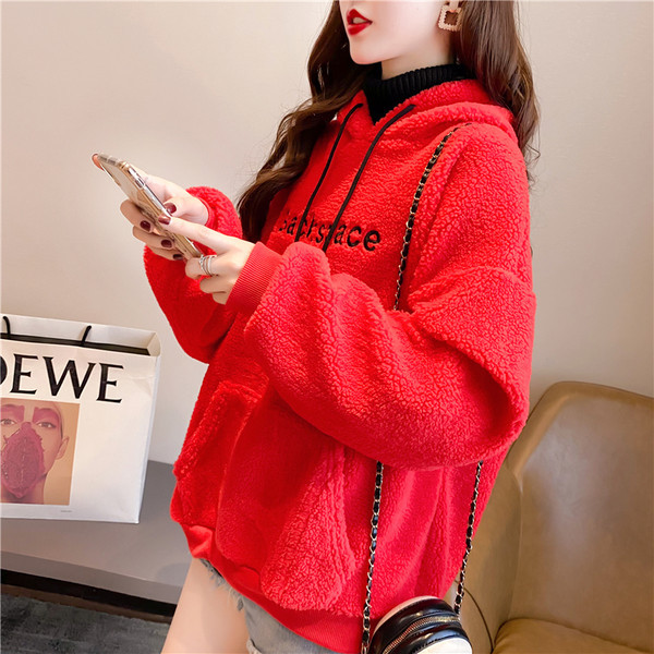 Punast värvi naiste polaarsviiter tikitud tekstiga