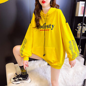 Pikk avar kapuutsiga dressipluus ja tikitud kiri