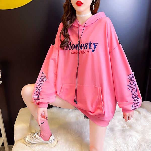 Pikk avar kapuutsiga dressipluus ja tikitud kiri