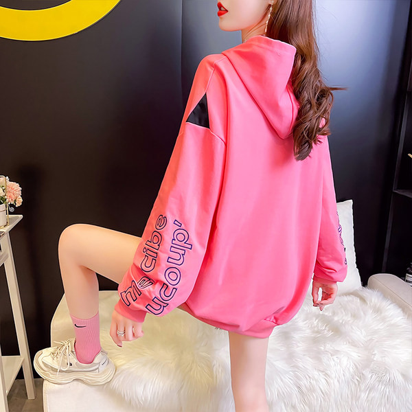 Pikk avar kapuutsiga dressipluus ja tikitud kiri