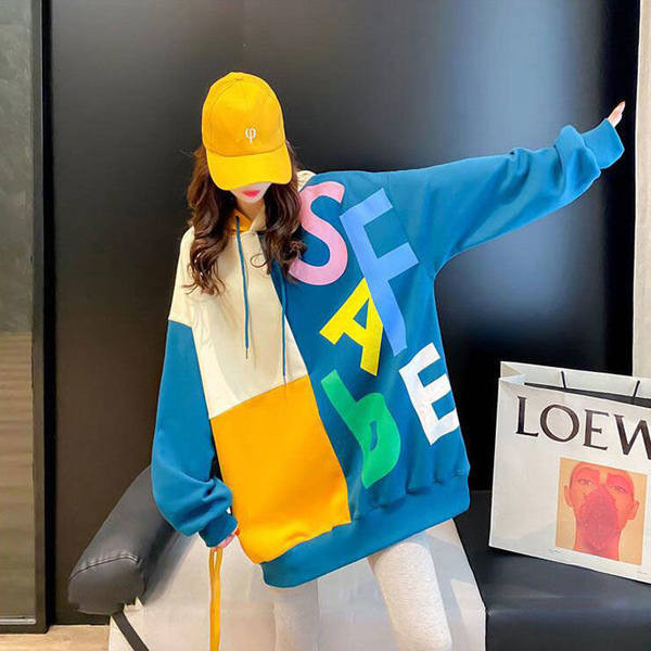 Φαρδύ  μοντέλο γυναικείο φούτερ με έγχρωμη απλικέ και κουκούλα