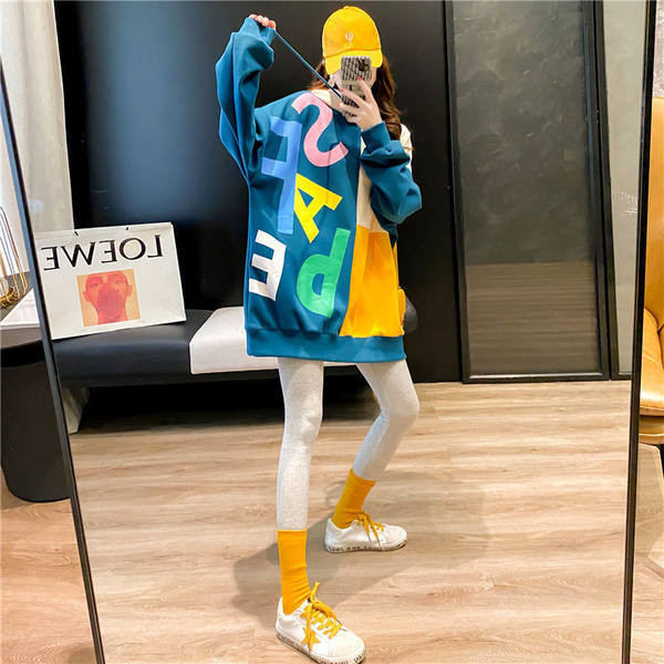 Φαρδύ  μοντέλο γυναικείο φούτερ με έγχρωμη απλικέ και κουκούλα