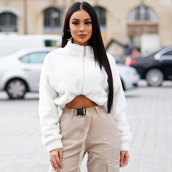 Lühike kohev valge ja lukuga naiste dressipluus