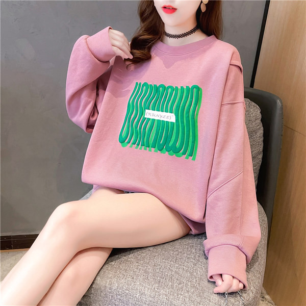 Tasuta dressipluus ovaalse kaelusega ja pealdisega