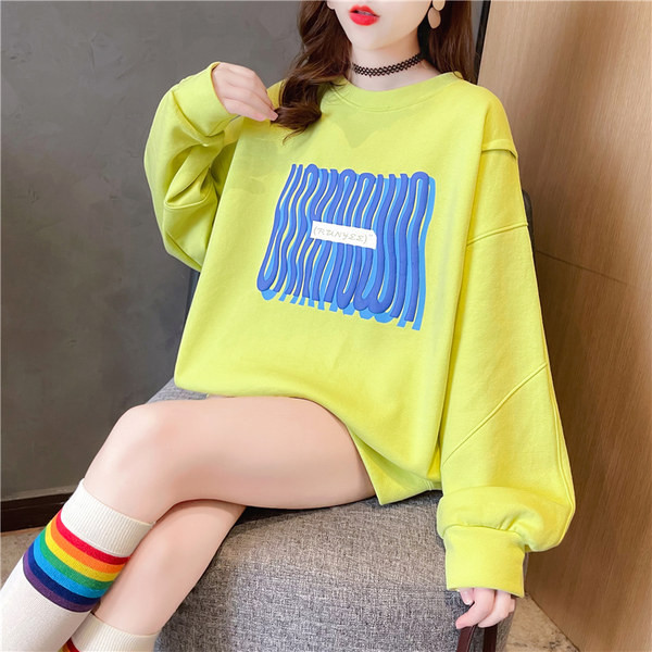 Tasuta dressipluus ovaalse kaelusega ja pealdisega