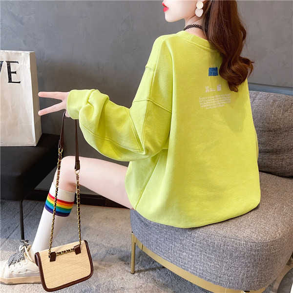 Tasuta dressipluus ovaalse kaelusega ja pealdisega